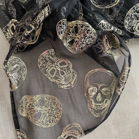 🆕Sheer Gold/Silver Metallic Printed Skulls Reversible Tablecloth - Picture 5 of 13